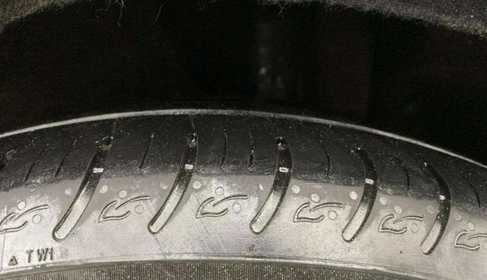 2022 KIA CARENS PRESTIGE PLUS 1.4 PETROL 7 STR, Petrol, Manual, 38,325 km, Left Rear Tyre Tread