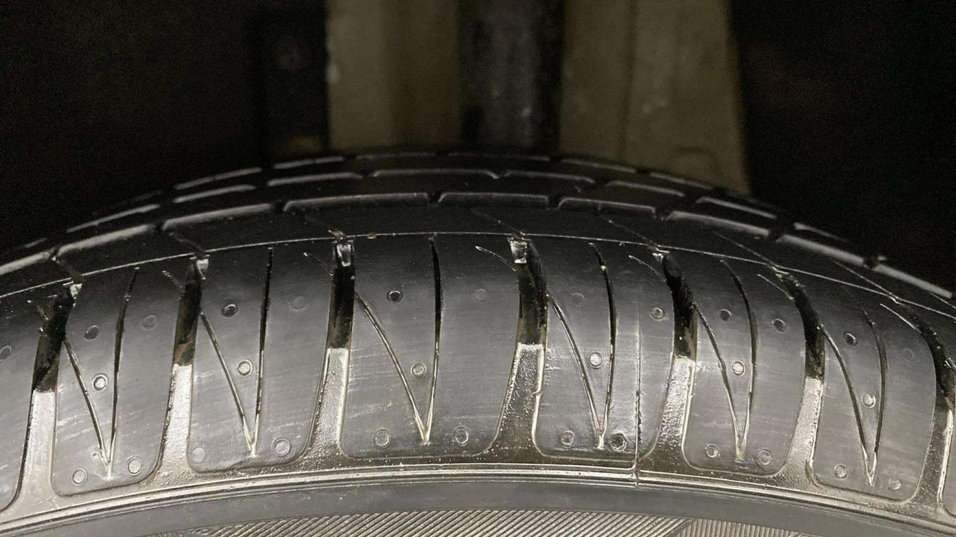 LHS-Rear-Tyre-Tread-21