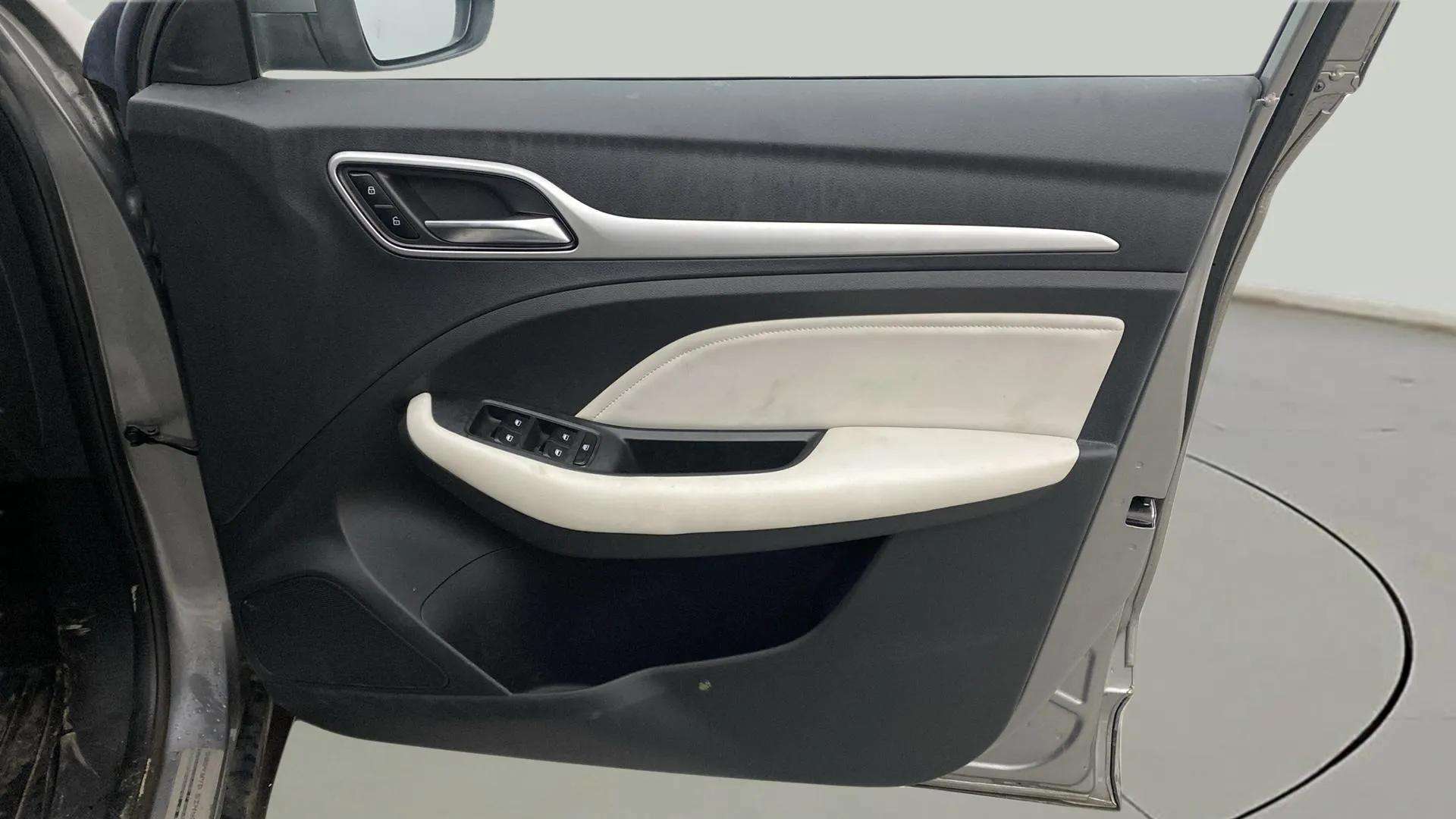 Driver-side-door-panel-control-39
