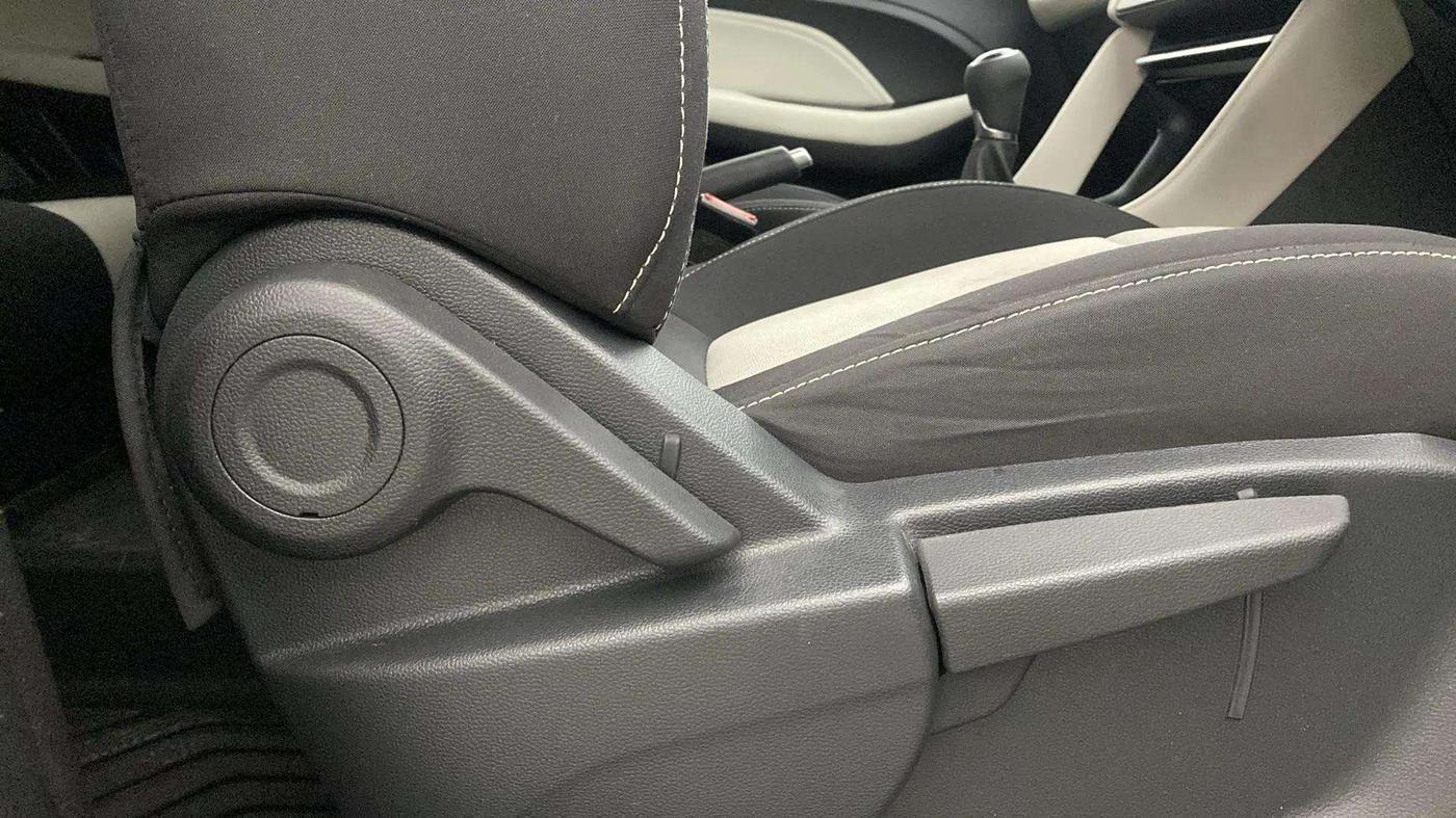 2022 MG ASTOR STYLE 1.5 MT, Petrol, Manual, 13,201 km, Driver Side Adjustment Panel