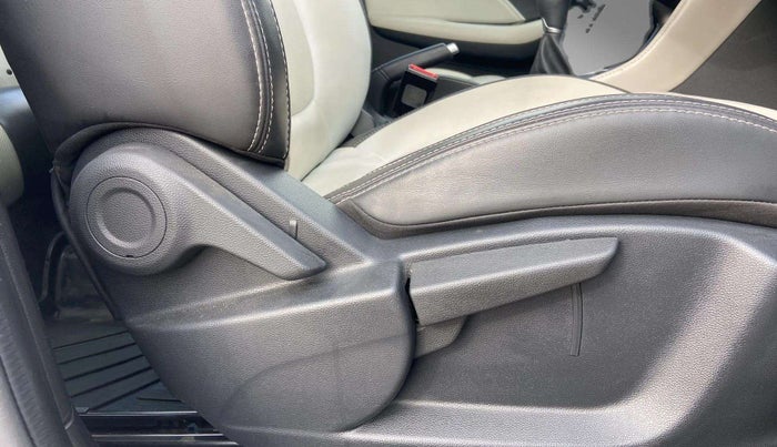 2022 MG ASTOR SMART EX 1.5 MT, Petrol, Manual, 18,775 km, Driver Side Adjustment Panel