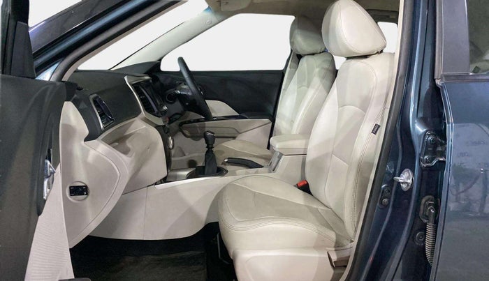 2020 Mahindra XUV300 W8 (O) 1.2 PETROL, Petrol, Manual, 24,687 km, Right Side Front Door Cabin