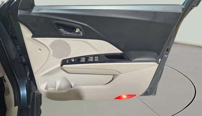2020 Mahindra XUV300 W8 (O) 1.2 PETROL, Petrol, Manual, 24,687 km, Driver Side Door Panels Control