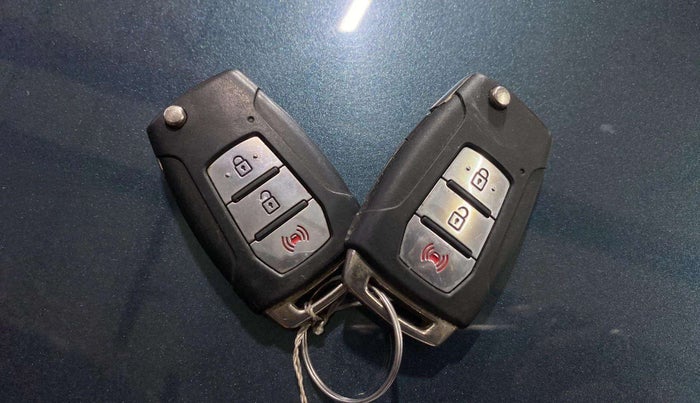 2020 Mahindra XUV300 W8 (O) 1.2 PETROL, Petrol, Manual, 24,687 km, Key Close Up