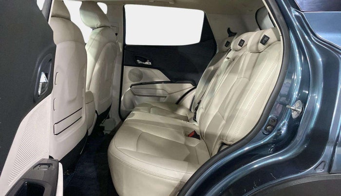 2020 Mahindra XUV300 W8 (O) 1.2 PETROL, Petrol, Manual, 24,687 km, Right Side Rear Door Cabin