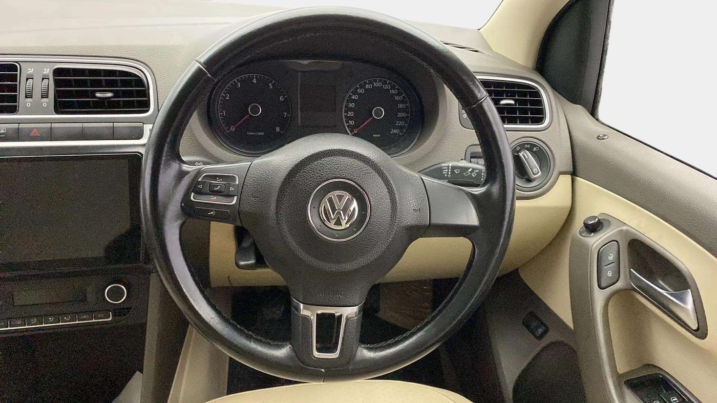 2014 Volkswagen Vento HIGHLINE 1.6 MPI, Petrol, Manual, 87,391 km, Steering Wheel Close Up