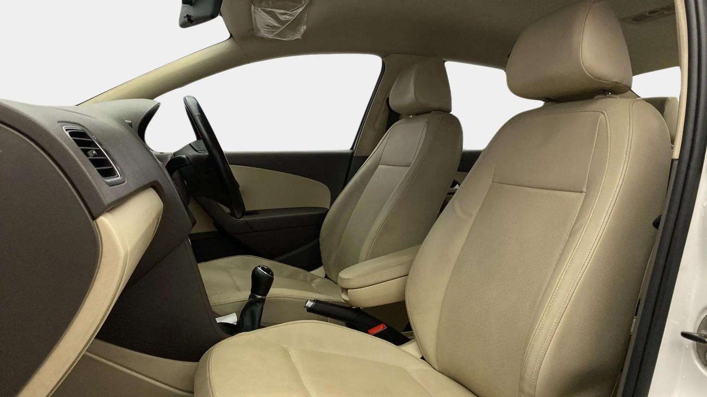 2014 Volkswagen Vento HIGHLINE 1.6 MPI, Petrol, Manual, 87,391 km, Right Side Front Door Cabin