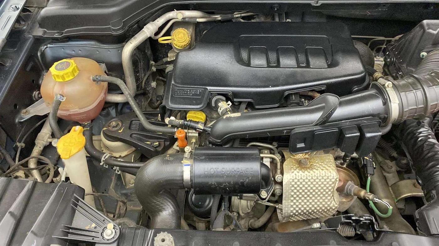 2020 Mahindra XUV300 W6 1.2 PETROL, Petrol, Manual, 61,248 km, Engine View - Right