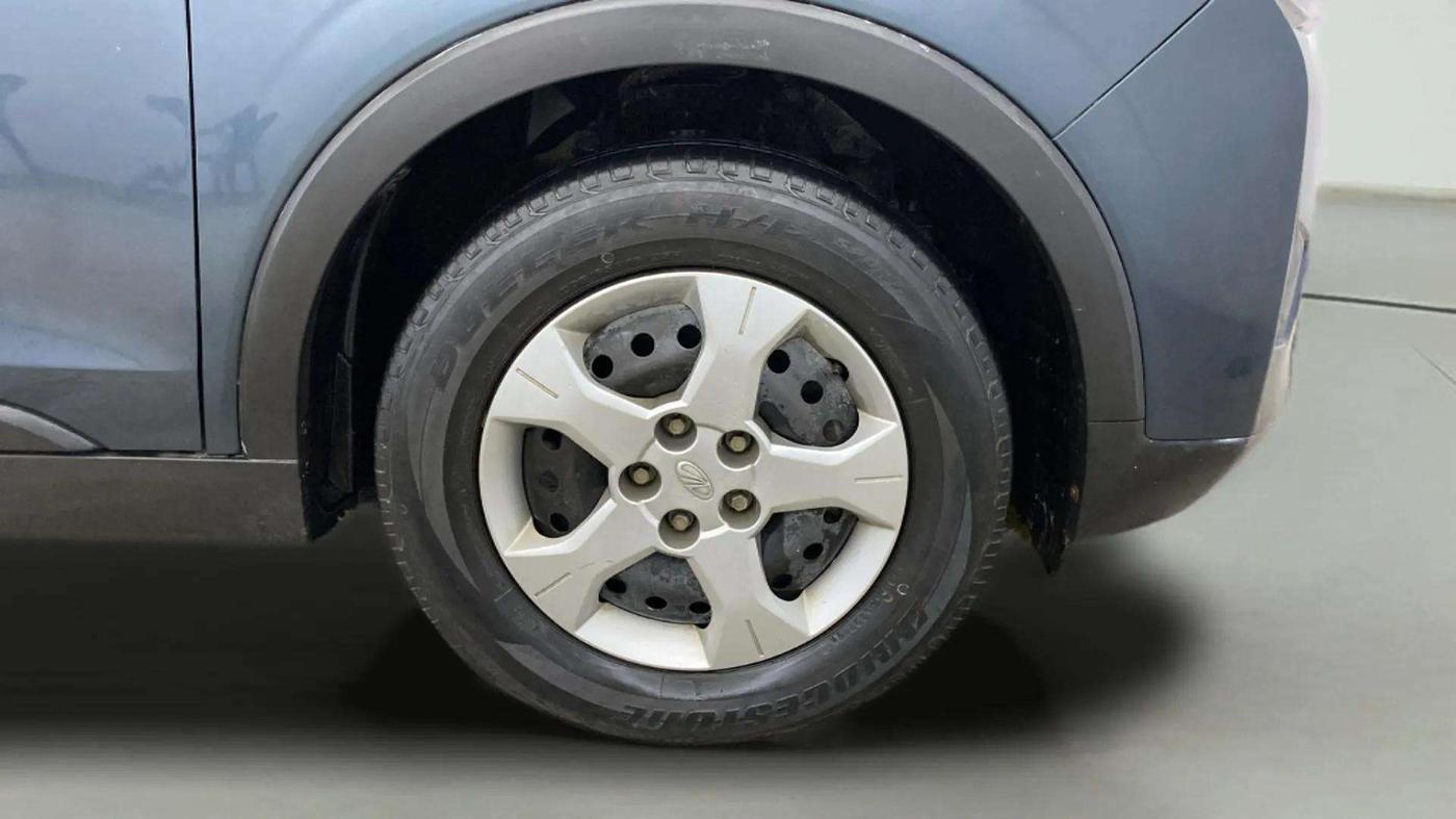 2020 Mahindra XUV300 W6 1.2 PETROL, Petrol, Manual, 61,248 km, Right Front Wheel