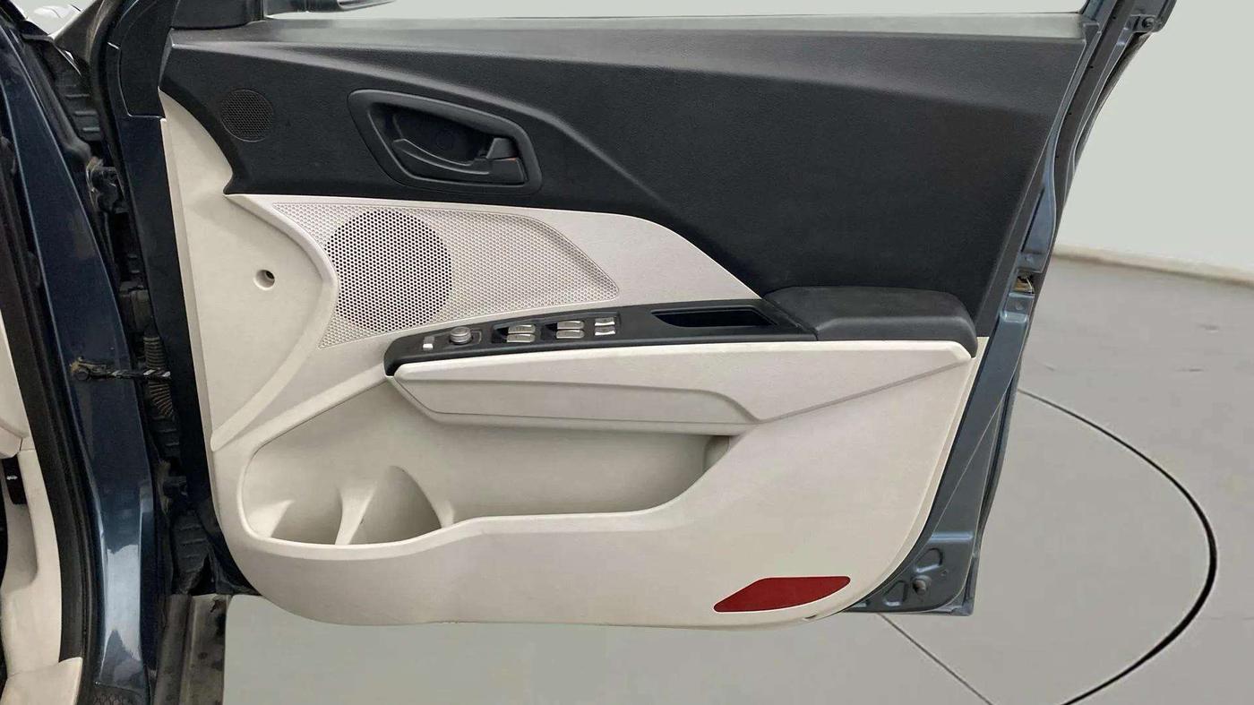 2020 Mahindra XUV300 W6 1.2 PETROL, Petrol, Manual, 61,248 km, Driver Side Door Panels Control