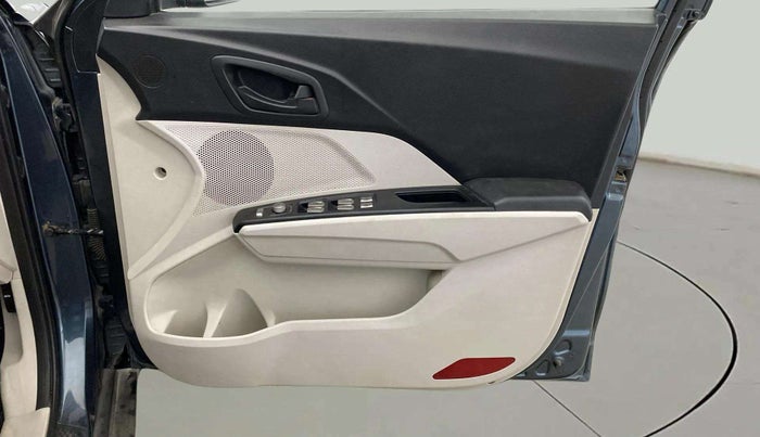 2020 Mahindra XUV300 W6 1.2 PETROL, Petrol, Manual, 61,185 km, Driver Side Door Panels Control