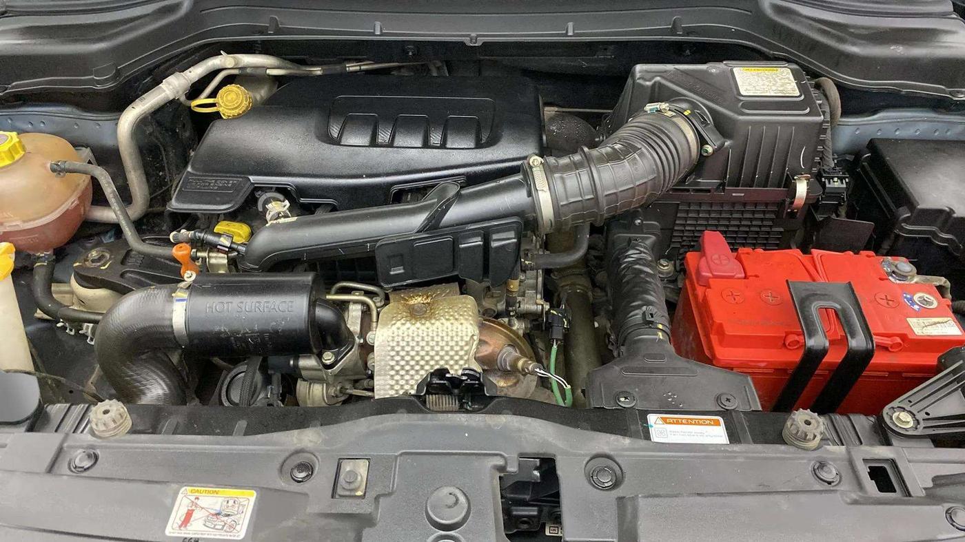 2020 Mahindra XUV300 W6 1.2 PETROL, Petrol, Manual, 61,248 km, Engine View