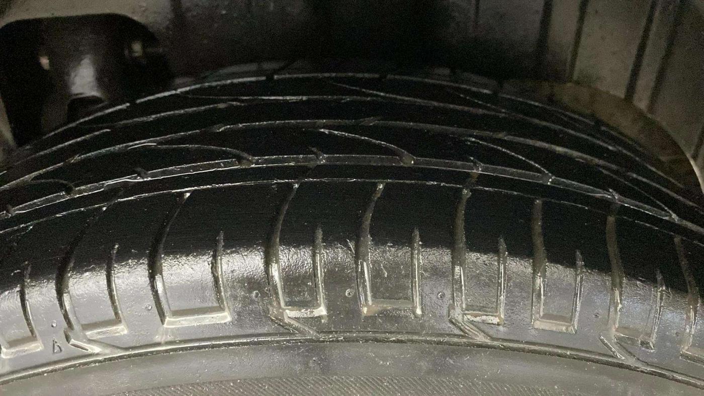 2020 Mahindra XUV300 W6 1.2 PETROL, Petrol, Manual, 61,248 km, Left Rear Tyre Tread