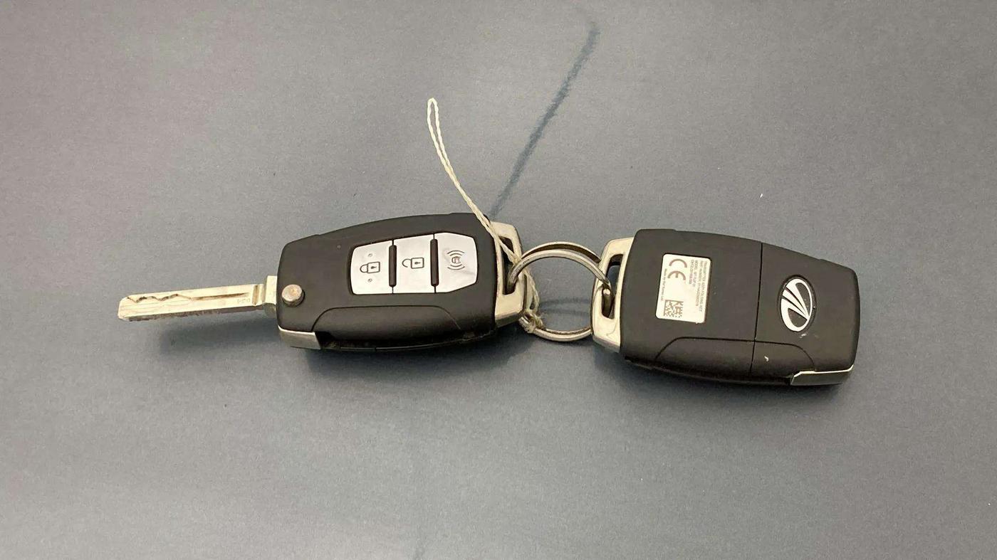 2020 Mahindra XUV300 W6 1.2 PETROL, Petrol, Manual, 61,248 km, Key Close Up