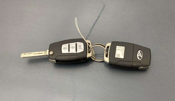 2020 Mahindra XUV300 W6 1.2 PETROL, Petrol, Manual, 61,185 km, Key Close Up
