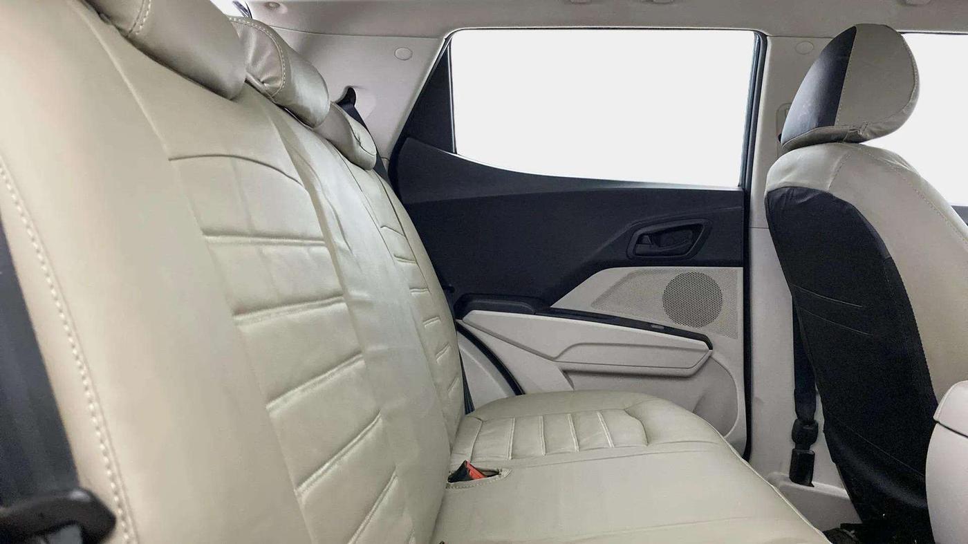 2020 Mahindra XUV300 W6 1.2 PETROL, Petrol, Manual, 61,248 km, Right Side Rear Door Cabin