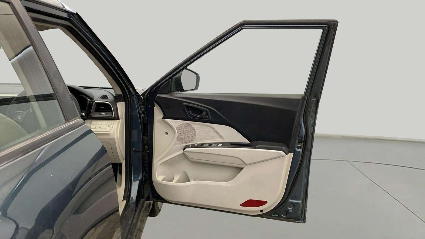 2020 Mahindra XUV300 W6 1.2 PETROL, Petrol, Manual, 61,248 km, RHS Front Door