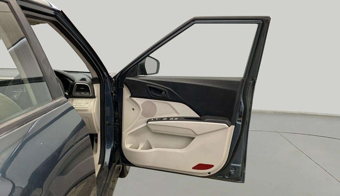 2020 Mahindra XUV300 W6 1.2 PETROL, Petrol, Manual, 61,185 km, RHS Front Door
