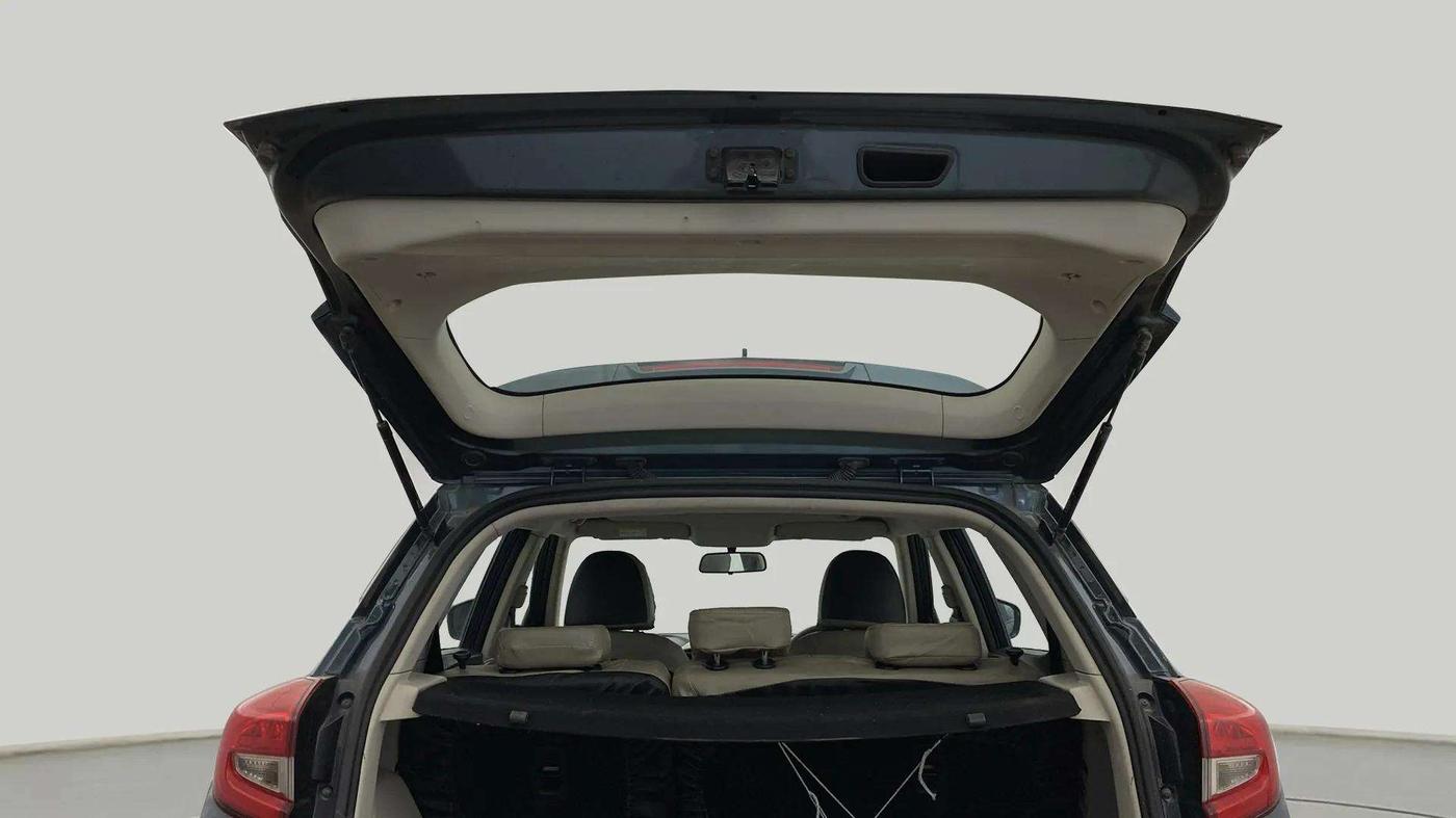 2020 Mahindra XUV300 W6 1.2 PETROL, Petrol, Manual, 61,248 km, Boot Door Open