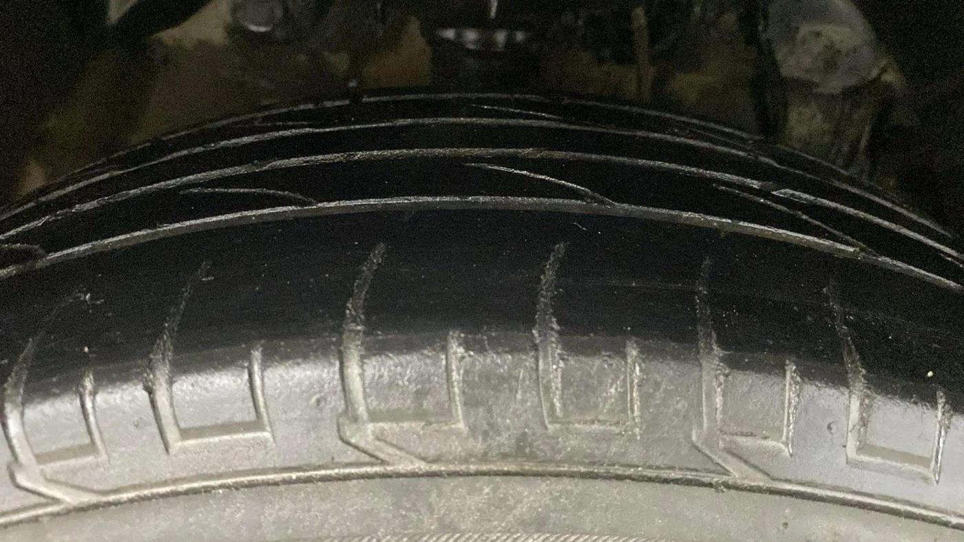2020 Mahindra XUV300 W6 1.2 PETROL, Petrol, Manual, 61,248 km, Right Front Tyre Tread