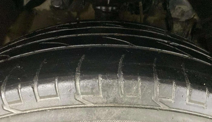 2020 Mahindra XUV300 W6 1.2 PETROL, Petrol, Manual, 61,185 km, Right Front Tyre Tread
