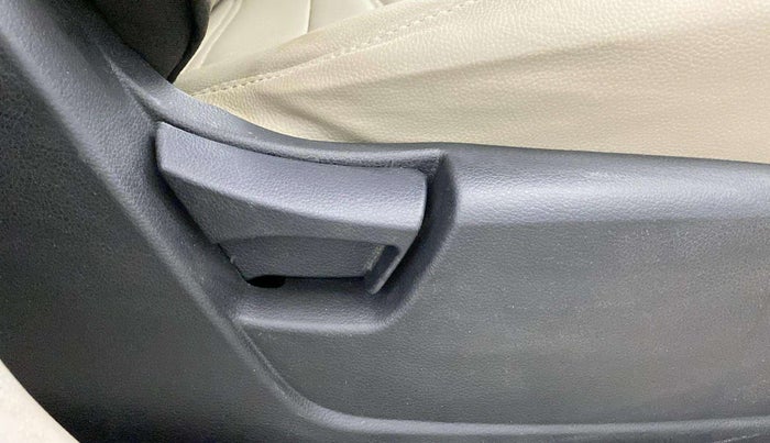 2020 Mahindra XUV300 W6 1.2 PETROL, Petrol, Manual, 61,185 km, Driver Side Adjustment Panel