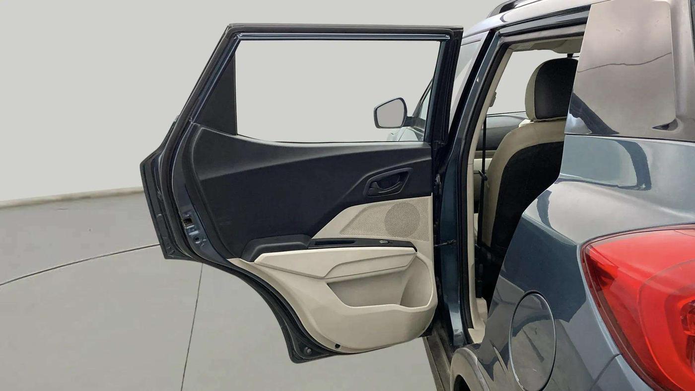 2020 Mahindra XUV300 W6 1.2 PETROL, Petrol, Manual, 61,248 km, LHS Rear Door