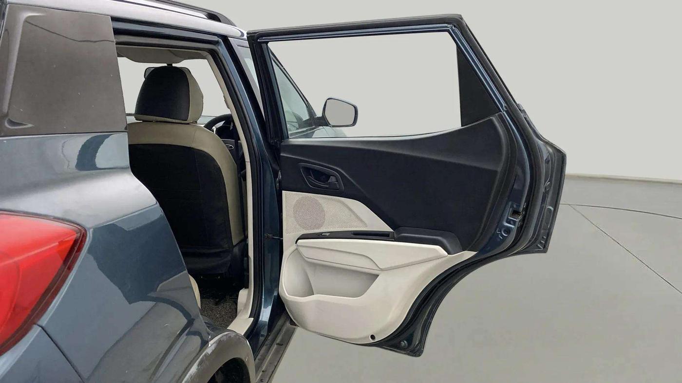 2020 Mahindra XUV300 W6 1.2 PETROL, Petrol, Manual, 61,248 km, RHS Rear Door