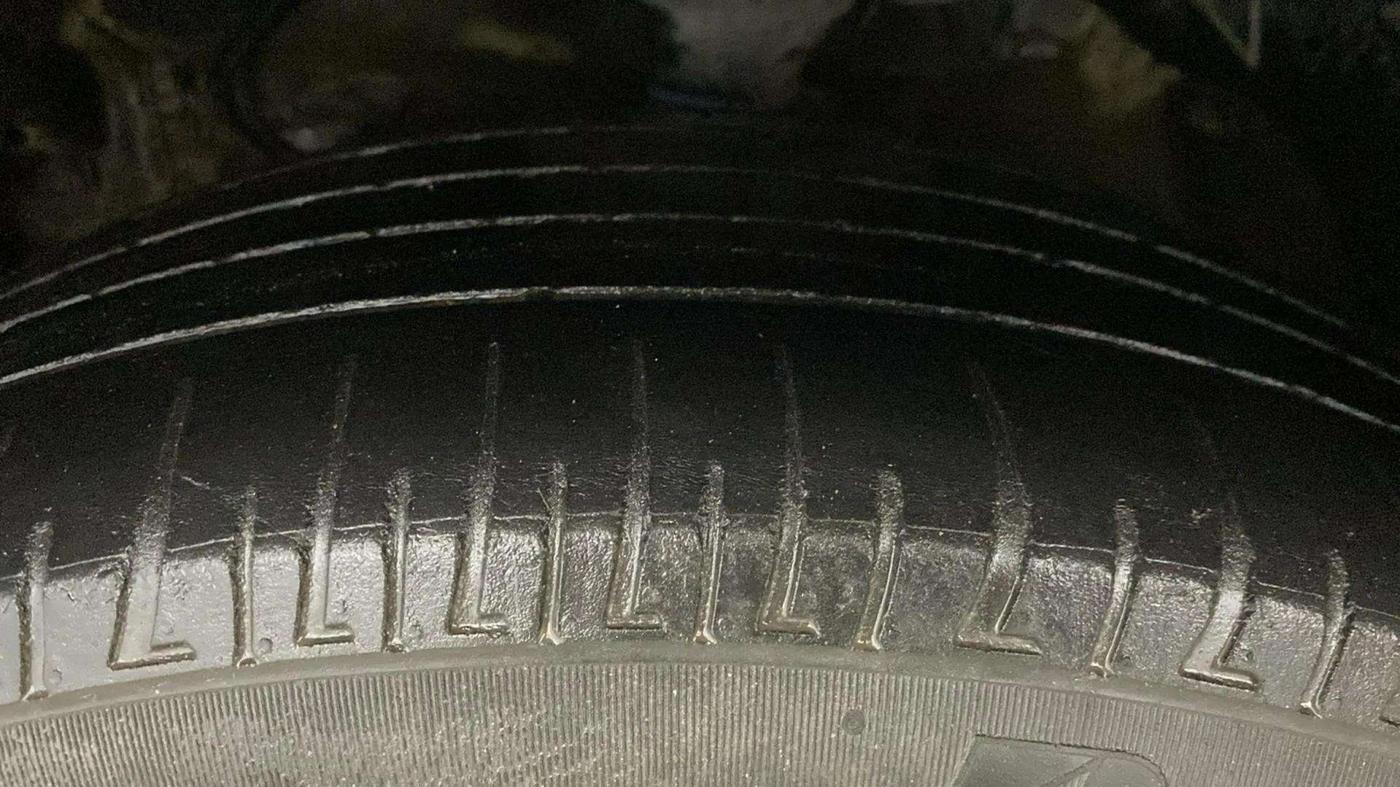 2020 Mahindra XUV300 W6 1.2 PETROL, Petrol, Manual, 61,248 km, Left Front Tyre Tread
