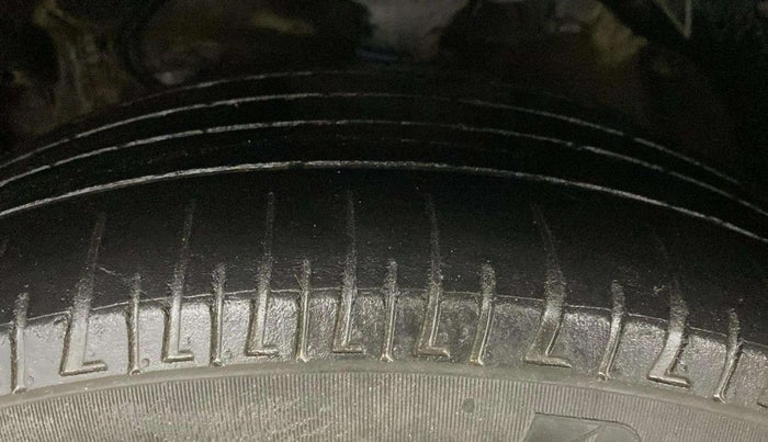 2020 Mahindra XUV300 W6 1.2 PETROL, Petrol, Manual, 61,185 km, Left Front Tyre Tread