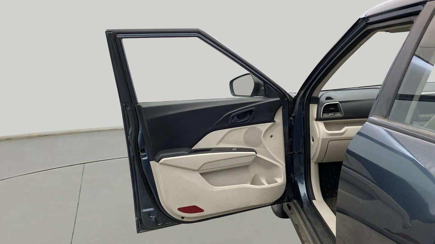 2020 Mahindra XUV300 W6 1.2 PETROL, Petrol, Manual, 61,248 km, LHS Front Door
