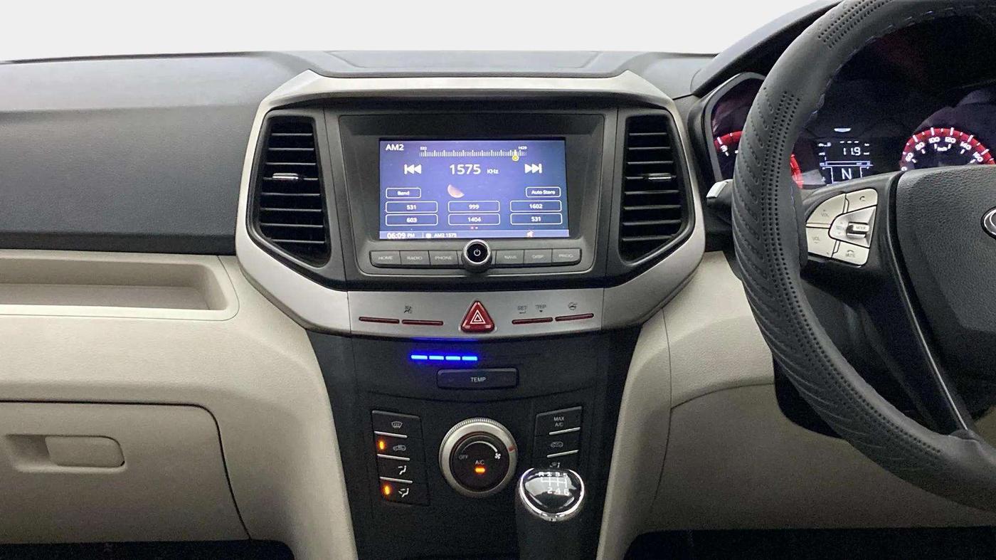 2020 Mahindra XUV300 W6 1.2 PETROL, Petrol, Manual, 61,248 km, Air Conditioner