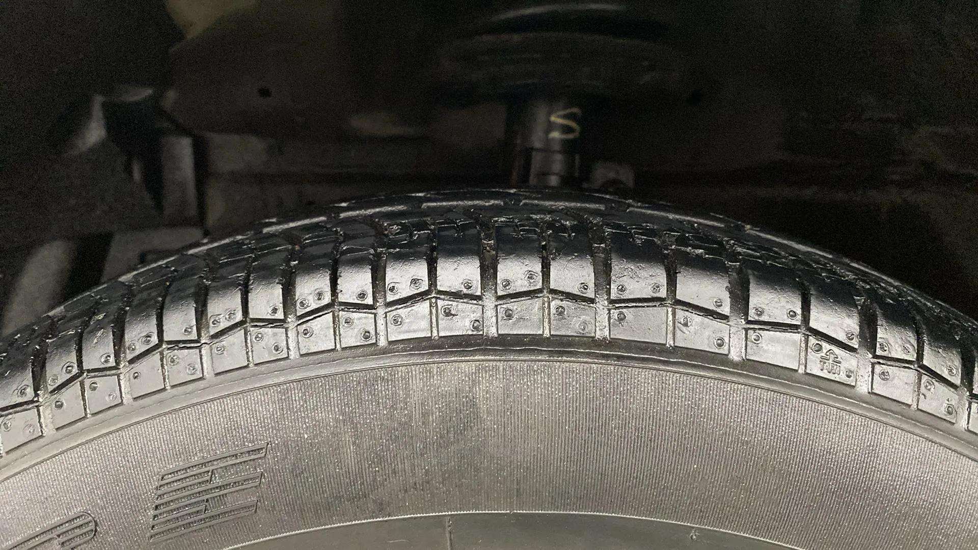 LHS-Rear-Tyre-Tread-21