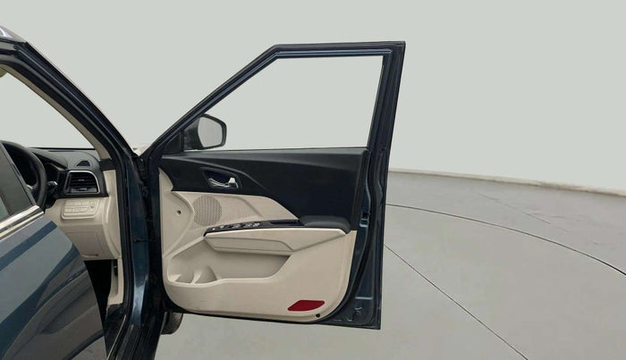2022 Mahindra XUV300 W8 1.5 DIESEL, Diesel, Manual, 30,214 km, RHS Front Door