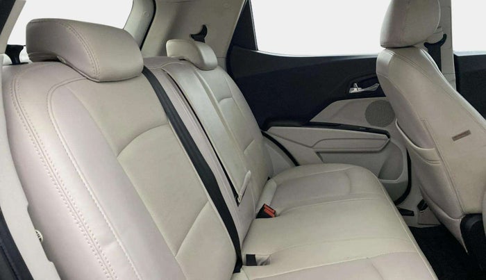 2022 Mahindra XUV300 W8 1.5 DIESEL, Diesel, Manual, 30,214 km, Right Side Rear Door Cabin
