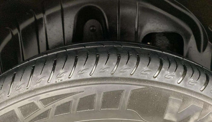 2022 Mahindra XUV300 W8 1.5 DIESEL, Diesel, Manual, 30,214 km, Right Rear Tyre Tread