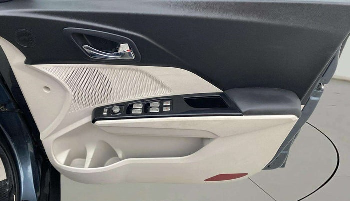 2022 Mahindra XUV300 W8 1.5 DIESEL, Diesel, Manual, 30,214 km, Driver Side Door Panels Control