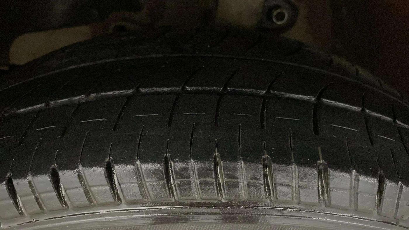 2018 Mahindra KUV 100 NXT K2+ P 6 STR, Petrol, Manual, 49,862 km, Left Front Tyre Tread