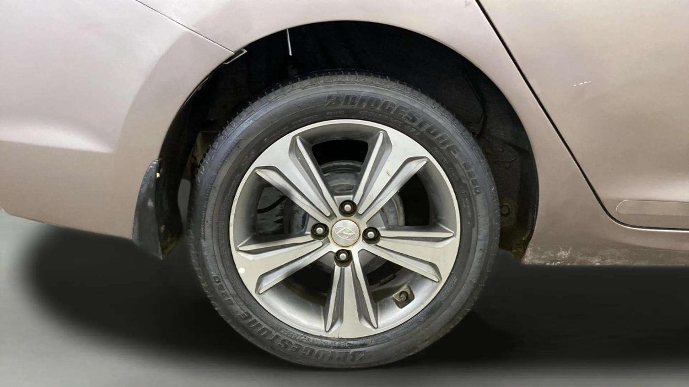 2018 Hyundai Verna 1.6 VTVT SX, CNG, Manual, 83,589 km, Right Rear Wheel