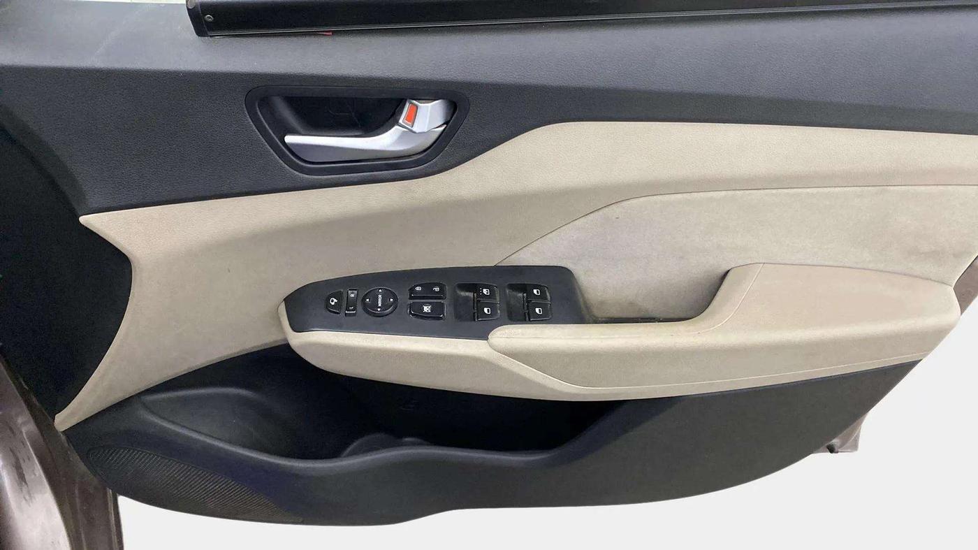 2018 Hyundai Verna 1.6 VTVT SX, CNG, Manual, 83,589 km, Driver Side Door Panels Control