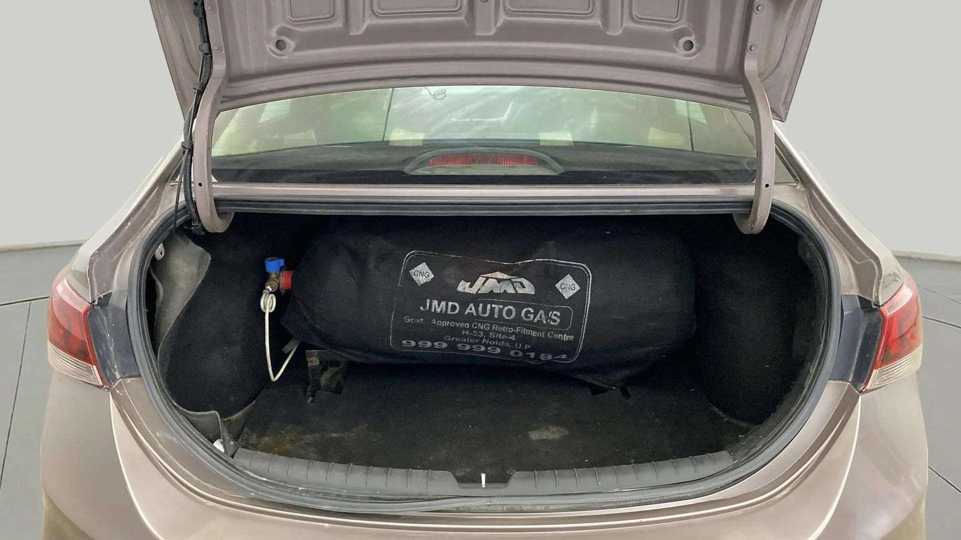 2018 Hyundai Verna 1.6 VTVT SX, CNG, Manual, 83,589 km, Boot Inside