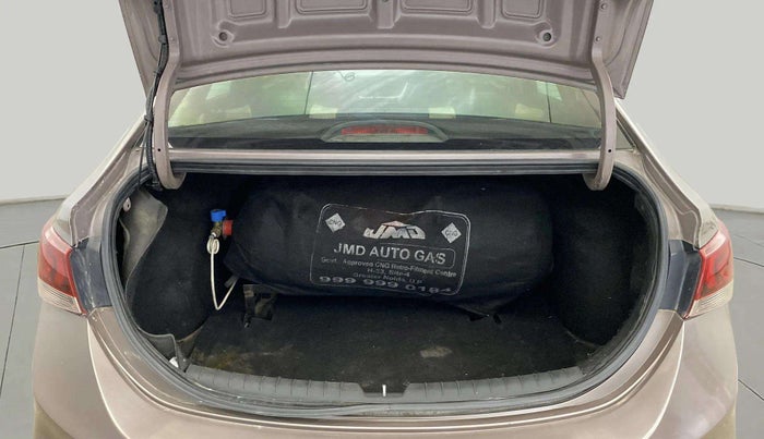 2018 Hyundai Verna 1.6 VTVT SX, CNG, Manual, 83,270 km, Boot Inside