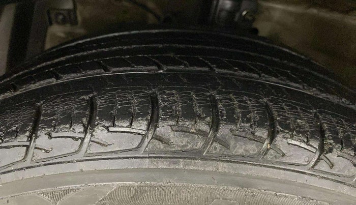 2015 Maruti Ciaz ZXI, Petrol, Manual, 96,513 km, Left Front Tyre Tread