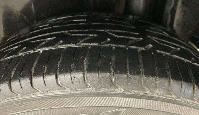 2015 Maruti Ciaz ZXI, Petrol, Manual, 96,513 km, Left Rear Tyre Tread