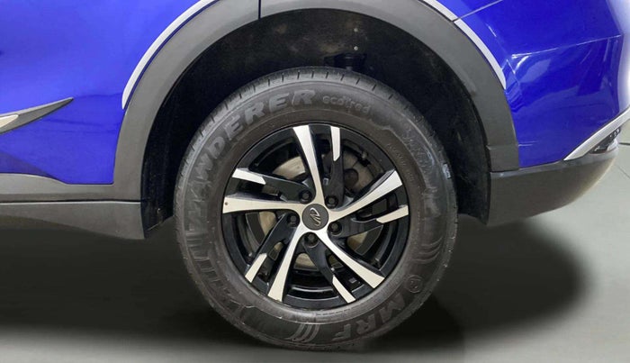 2022 Mahindra XUV700 AX 3 P MT 5 STR, Petrol, Manual, 29,390 km, Right Rear Wheel