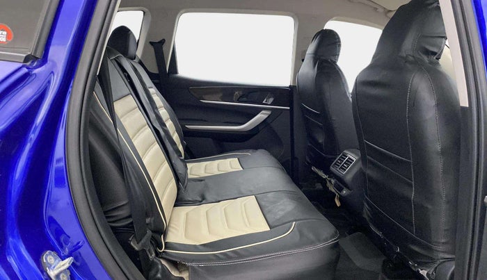 2022 Mahindra XUV700 AX 3 P MT 5 STR, Petrol, Manual, 29,390 km, Right Side Rear Door Cabin