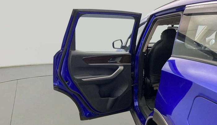2022 Mahindra XUV700 AX 3 P MT 5 STR, Petrol, Manual, 29,390 km, LHS Rear Door