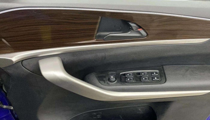 2022 Mahindra XUV700 AX 3 P MT 5 STR, Petrol, Manual, 29,390 km, Driver Side Door Panels Control