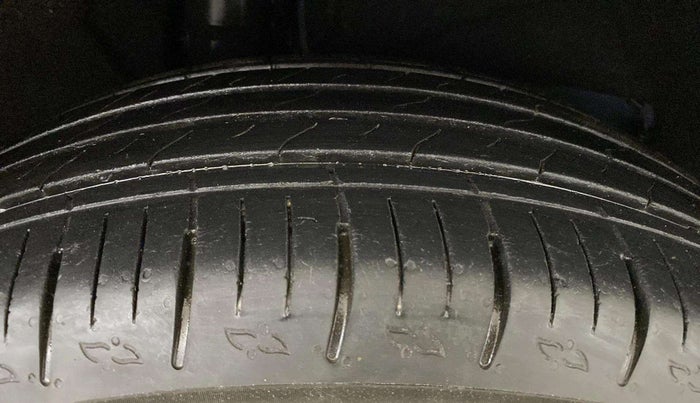 2022 Mahindra XUV700 AX 3 P MT 5 STR, Petrol, Manual, 29,390 km, Right Rear Tyre Tread