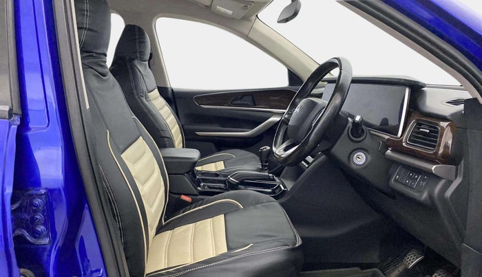 2022 Mahindra XUV700 AX 3 P MT 5 STR, Petrol, Manual, 29,390 km, Right Side Front Door Cabin